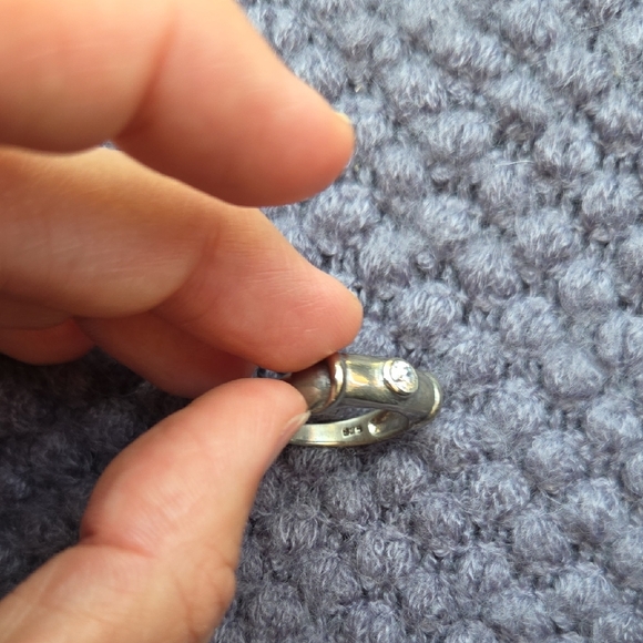 Elegant Silver Ring with Crystal Accent - Picture 6 of 9